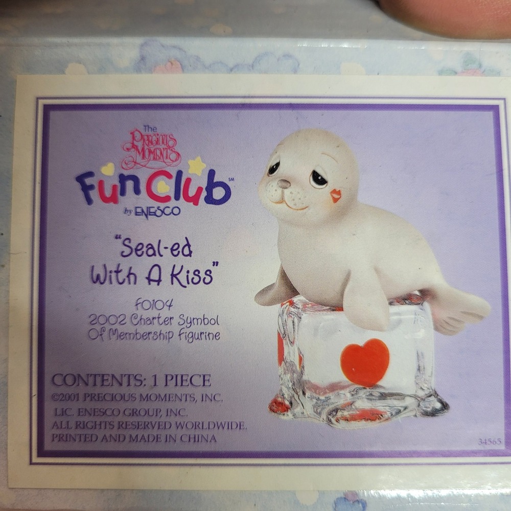 Precious Moments Seal-ed With A Kiss Figurine F0104 2002 Charter Member Enesco